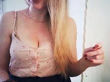 Una mujer webcam normal con cabello rubio durante el sexo con webcam