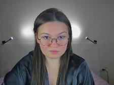 Nuestra mujer webcam demuestra el tamaño del sujetador para la webcam sexual