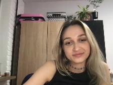 Esta chica webcam demuestra su talla de sujetador Un pecho frente a la sexcam