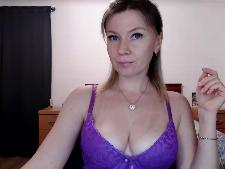 Una señora webcam promedio con cabello rubio durante el sexo con cámara