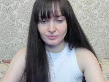Una mujer de cámara normal con cabello castaño durante el sexo de cámara