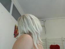 Esta chica webcam muestra su pecho de copa tamaño B para la cámara sexual