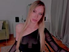 Una mujer webcam delgada con cabello rubio durante el camsex