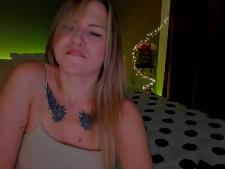 Una pequeña dama de cámara con cabello rubio durante el sexo por webcam