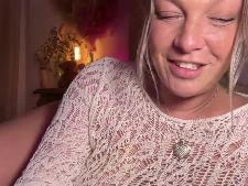Una mujer webcam promedio con cabello rubio durante el sexo con webcam