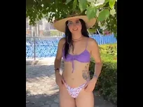 Caricia solar en bikini violeta