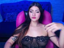 Una chica webcam delgada con cabello castaño durante el sexo con webcam