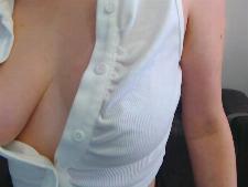 Una pequeña chica webcam con cabello castaño durante el camsex