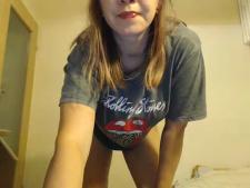 Una mujer webcam pesada con cabello castaño durante el sexo con webcam