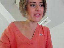 Una mujer webcam delgada con cabello castaño durante el sexo de las cámaras