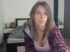 Una mujer webcam delgada con cabello rubio durante el webcamsex