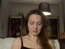 La dama de cámara europea RachelGoldX durante una de las actuaciones sexuales con cámara web