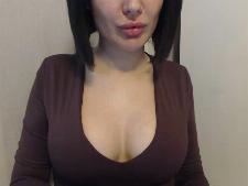 Una buena dama webcam con cabello negro durante el sexo webcam