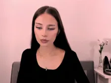Las actuaciones de sexo por webcam con nuestra sensual dama de cámara EmilyBelle, vienen de Europa