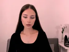 La mujer de cámara europea EmilyBelle durante uno de sus shows webcamsex