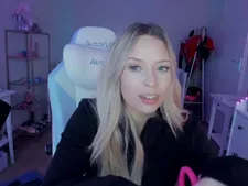 Foto caliente de Ninaxnina, cabello largo rubio, ojos verdes y origen europeo