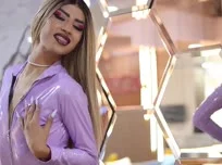 Látex morado y una chica sexy