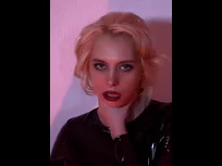 Curvas suaves en luz roja