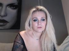 Esta dama de cámara muestra su pecho de sujetador talla F para el chat de sexo