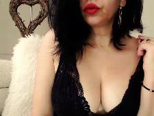 Esta mujer webcam muestra los senos talla B del sujetador para la cámara sexual