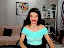 Una chica webcam estrecha con cabello castaño durante el sexo con cámara