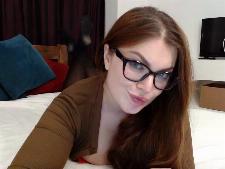 Una chica webcam común con cabello castaño durante el sexo con webcam