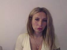 Esta señora webcam muestra su pecho talla E de sujetador detrás del chat sexual